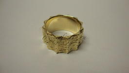 Широкое рельефное свадебное кольцо