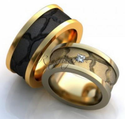 Широкие кольца для свадьбы с узором на матовой поверхности центра