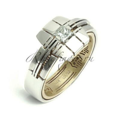 Мужское свадебное кольцо с внутренним узором и центральным украшением