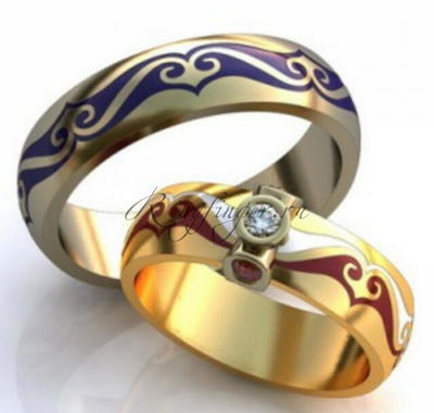 Венчальные кольца с узором из двух видов эмали и центральным украшением с драгоценными камнями