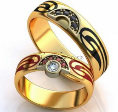 Стильное свадебное кольцо с эмалью и драгоценными камнями в форме подковки