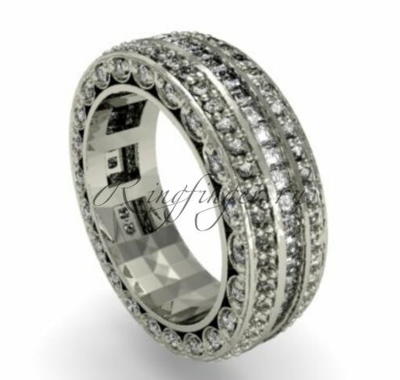 Обручальное кольцо с тремя рядами бриллиантов и аналогичным украшением на гранях