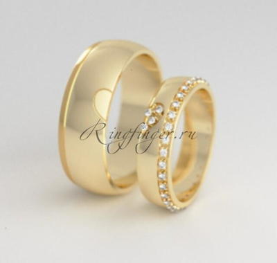 Узкое и широкое свадебное кольцо с украшением в виде половинок сердец
