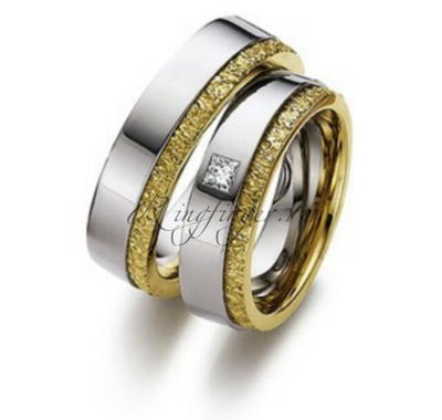 Желто-белые парные свадебные кольца с бриллиантовой вставкой