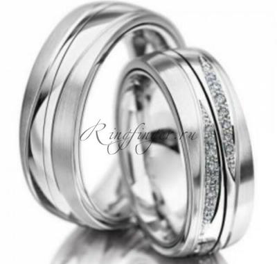 Стильные парные кольца для свадьбы белого цвета с бриллиантами