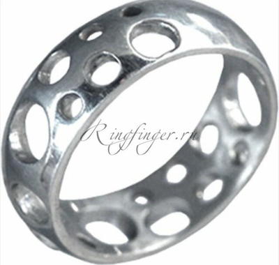 Серебряное обручальное кольцо с дырочками на поверхности