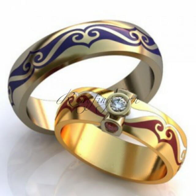 Венчальные кольца с узором из двух видов эмали и центральным украшением с драгоценными камнями