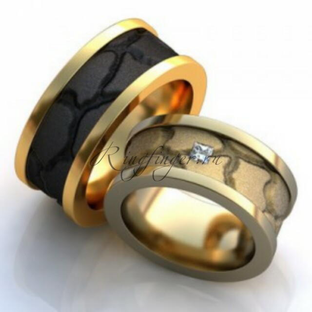 Широкие кольца для свадьбы с узором на матовой поверхности центра