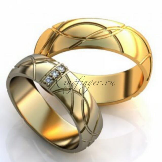 Парные кольца для свадьбы с узором в виде множества линий и камнями