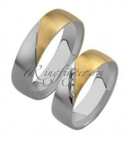 Парные венчальные кольца с переходящим по цвету оттенком золота