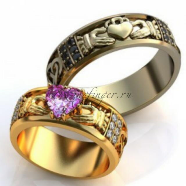 Кольцо для свадьбы с большим рубиновым сердцем и другими камнями