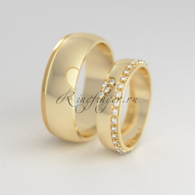 Узкое и широкое свадебное кольцо с украшением в виде половинок сердец