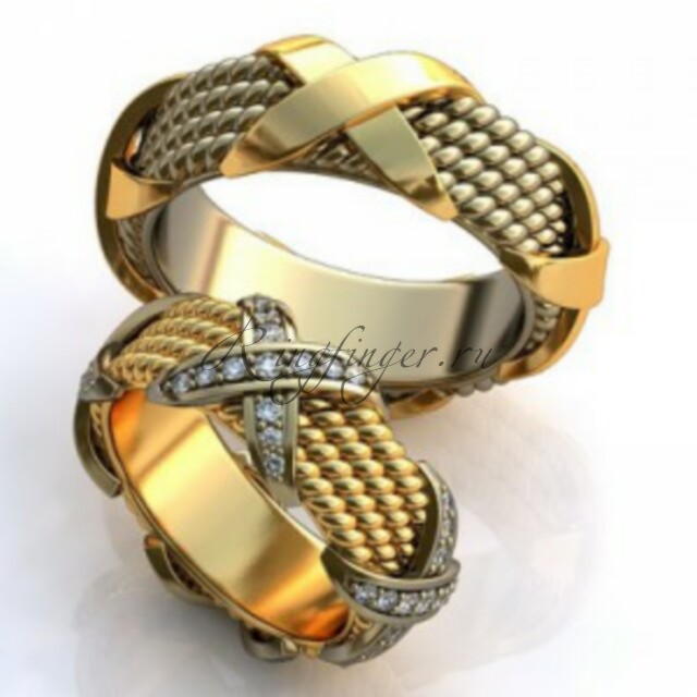 Венчальные кольца с необычным узором с обвязанными лентами